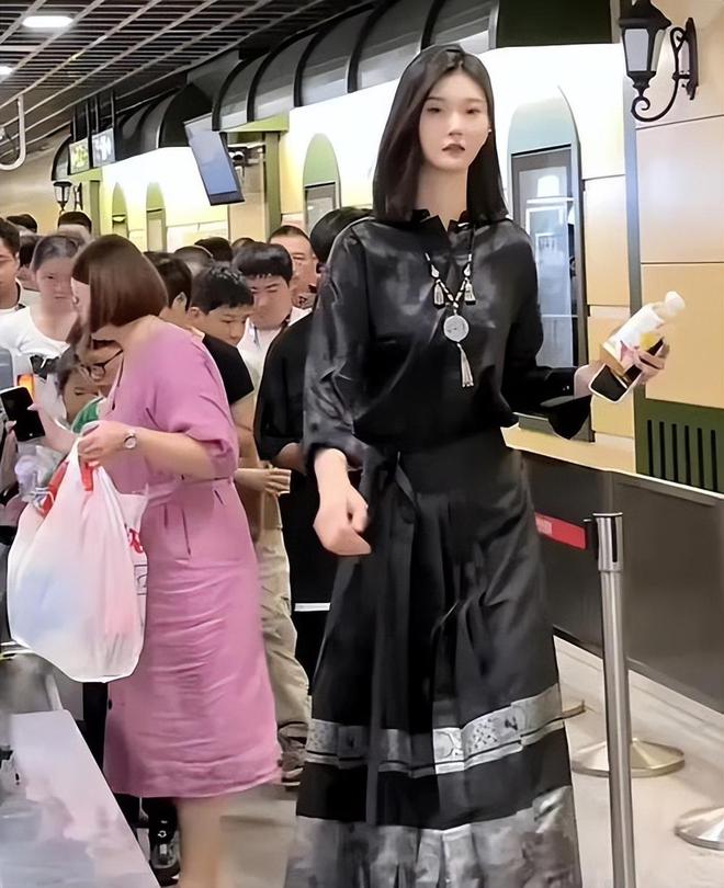米貌美如花妈妈却嫌弃：比门还高咋找对象爱游戏ayx网站20岁女孩身高226(图7)