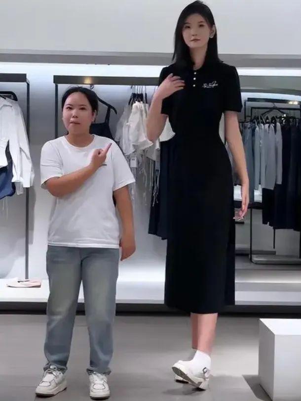 米貌美如花妈妈却嫌弃：比门还高咋找对象爱游戏ayx网站20岁女孩身高226(图8)