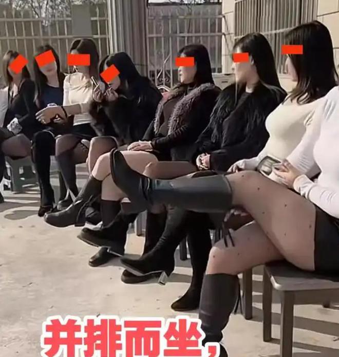 打扮得花枝招展像在选美村民吐槽：不正经爱游戏app网站手机版河南多名女子聚会(图5)